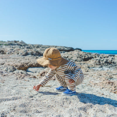 peuter met zomerhoedje met uv-bescherming