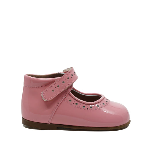 eerste schoentjes voor meisjes in roze lakleder van het merk Eli. www.septemberstories.be