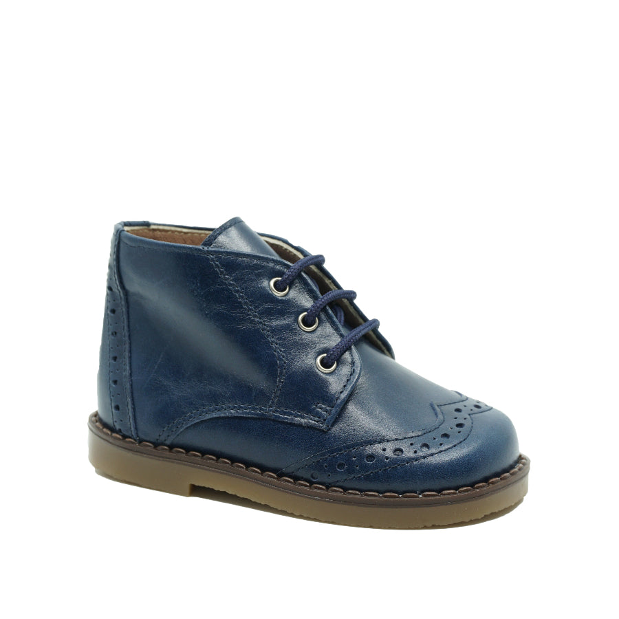 Eerste schoentjes in donkerblauw leder van het merk Eli. www.septemberstories.be