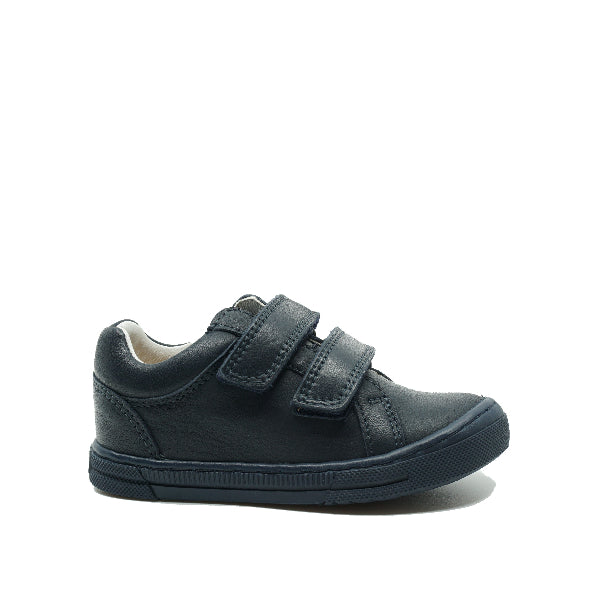 Velcroschoenen in donkerblauw leder met donkere zool van het Portugese merk TelYoh. Ideale uniformschoenen.