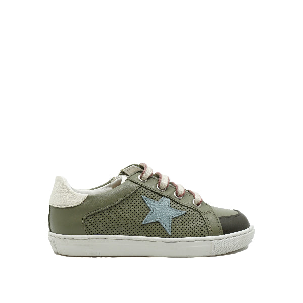 Lage groene sneakers voor jongens in leder met rits aan de zijkant van het Italiaanse merk Zecchino d’Oro. Te verkrijgen bij online kinderschoenwinkel September Stories in Berchem, Antwerpen.