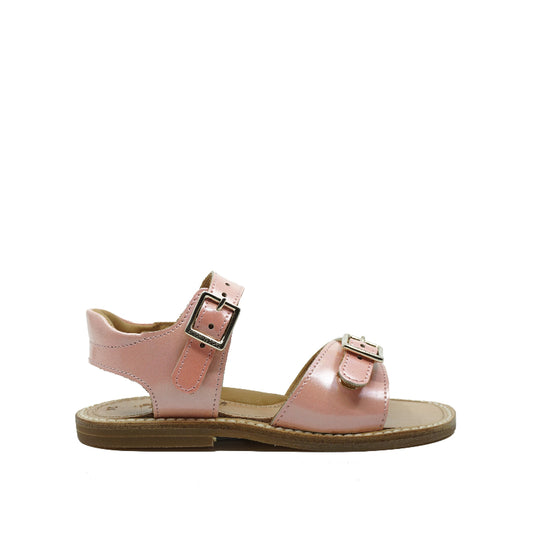 Roze meisjessandalen in lakleder van het merk Zecchino d'Oro. Te verkrijgen bij September Stories in Berchem, Antwerpen