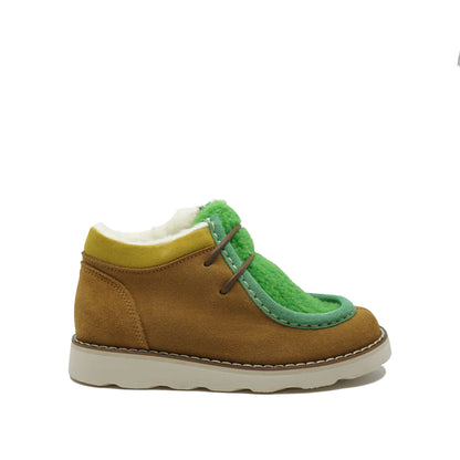 Originele veterschoenen in een mix van camel suède en groene teddy. 