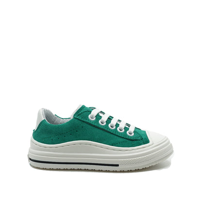 Groene lederen sneakers met rits aan de zijkant. 
