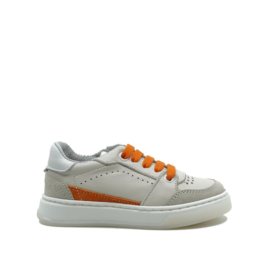 Lichtgrijze lederen sneakers met oranje veters en rits aan de zijkant van het Italiaanse merk Brilla.