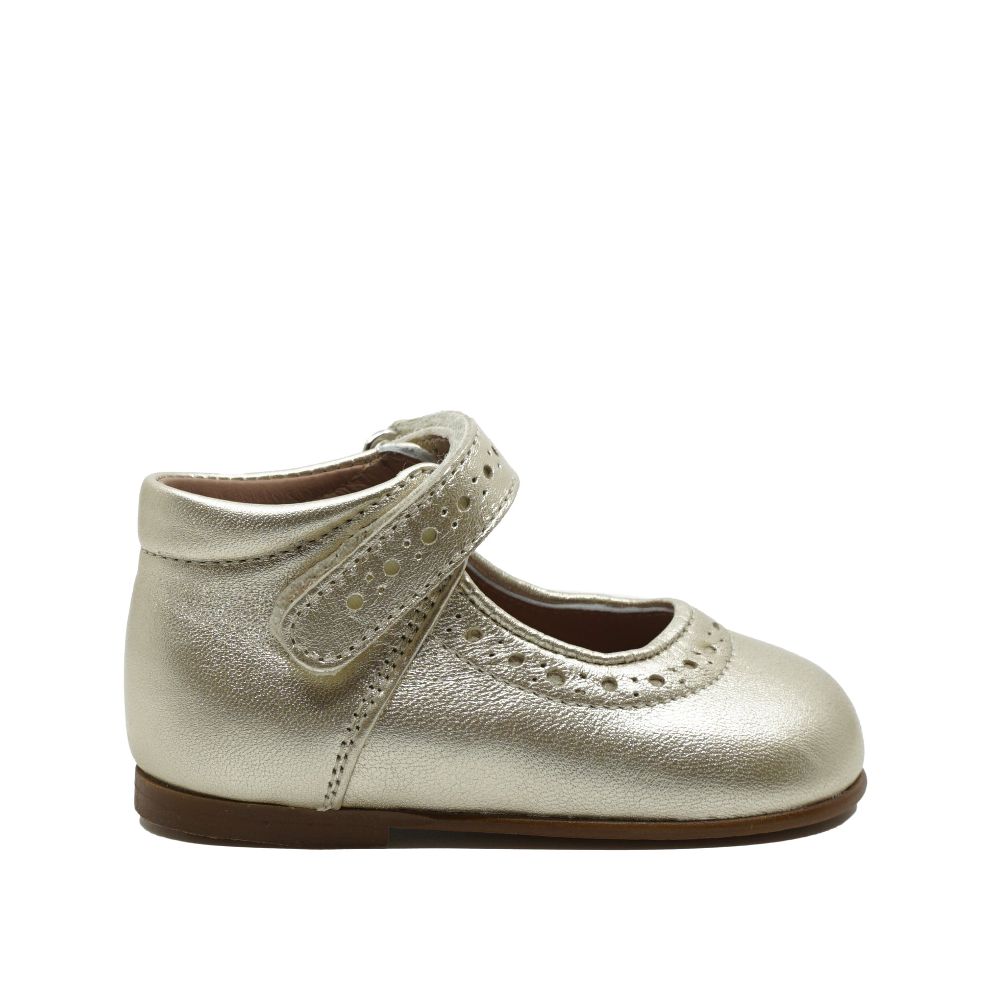Eerste schoentjes voor meisje in goud leder van het merk Eli. www.septemberstories.be
