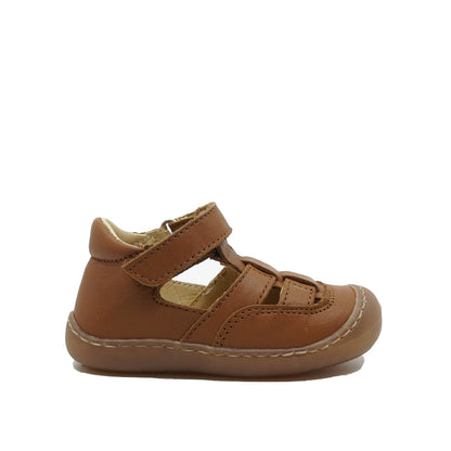 Bruine babyschoentjes in leder met velcrosluiting van het merk Eli, te verkrijgen bij September Stories in Berchem, Antwerpen. 