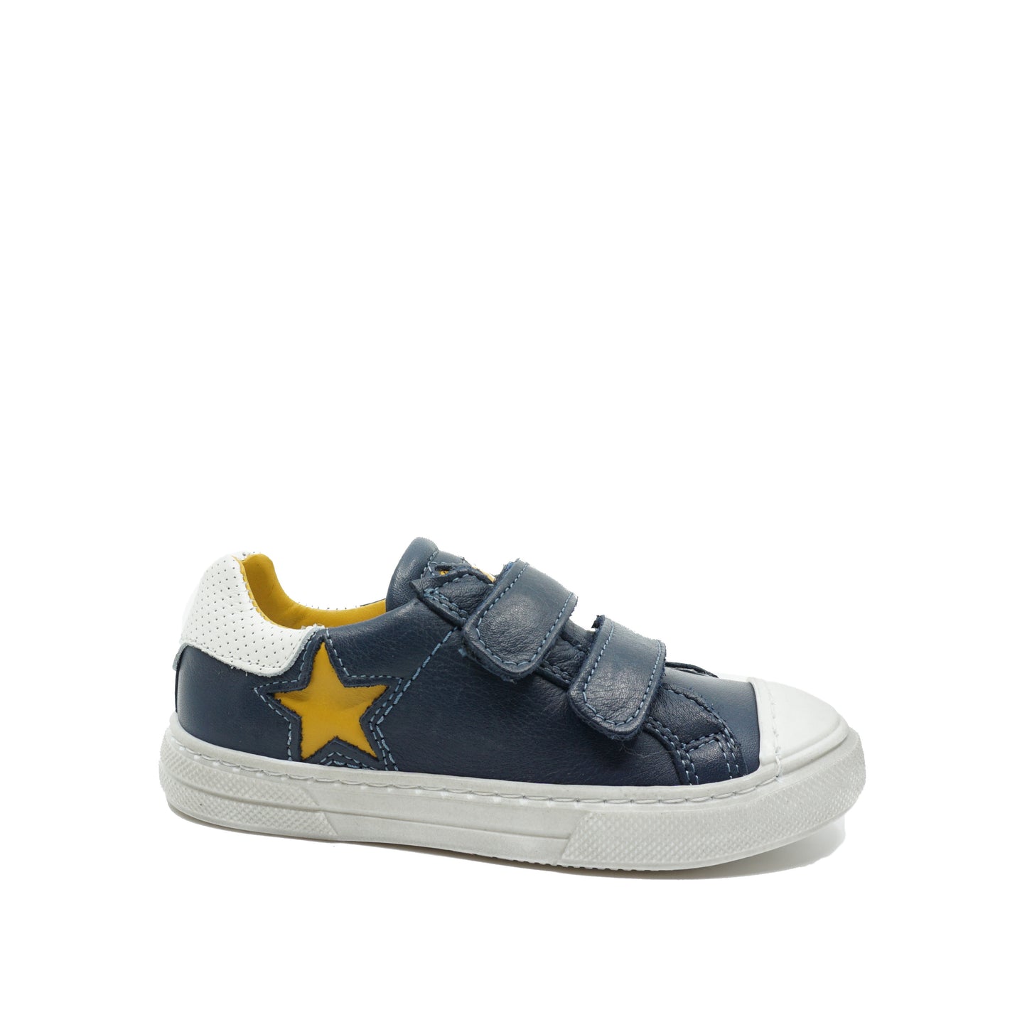 Blauwe lage sneakers in leder met gele ster. Volledig in leder met velcro. www.septemberstories.be