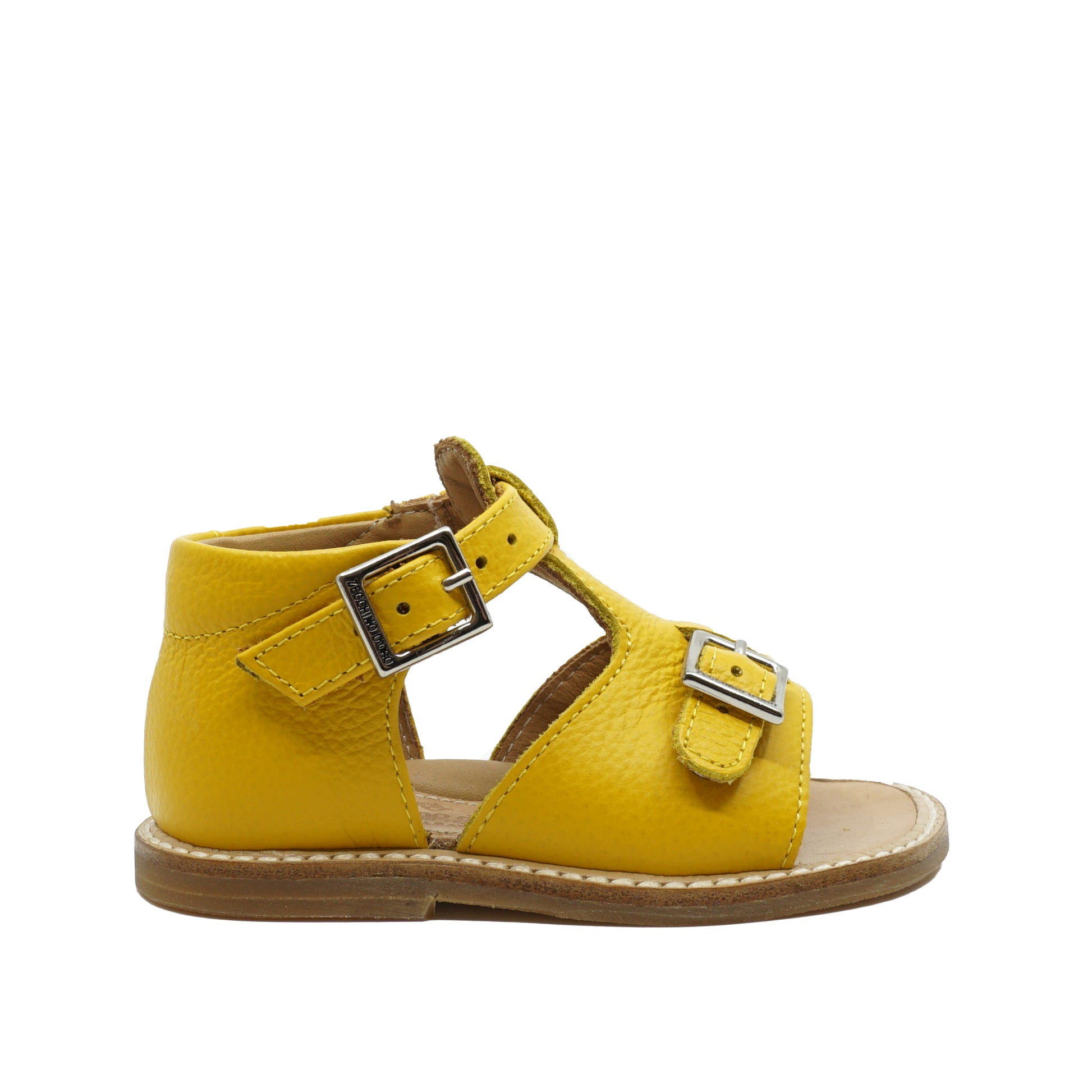 Gele baby sandalen in leder met gespsluiting van het Italiaanse merk Zecchino d’Oro. Verkrijgbaar bij kinderschoenwinkel September Stories in Berchem, Antwerpen