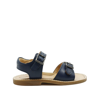 Donkerblauwe lederen sandalen met gespsluiting van het Italiaanse merk Zecchino d’Oro. Kan zowel door jongens als door meisjes gedragen worden. Te verkrijgen bij September Stories in Berchem, Antwerpen. www.septemberstories.be