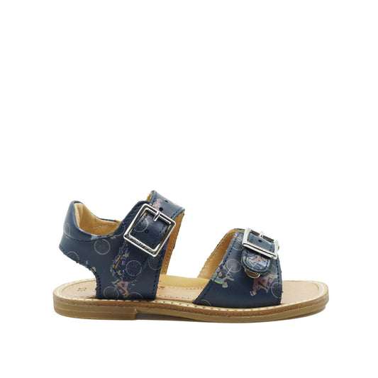 Donkerblauwe sandalen in leder met 2 gespen van het Italiaanse merk Zecchino d'Oro. Te verkrijgen bij www.septemberstories.be