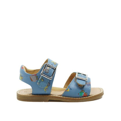 Blauwe sandalen in leder met print van kranen en bulldozers. Te verkrijgen bij www.septemberstories.be
