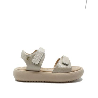Hippe platformsandalen in beige leder van het Italiaanse merk Zecchino d'Oro. Beschikbaar bij www.septemberstories.be